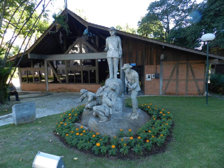 Monumento antes da restauração. Foto: Soni Robinson Witte