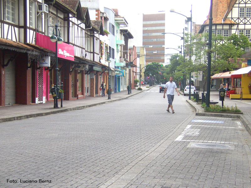 Rua XV de Novembro, próximo ao Castelinho da Havan.