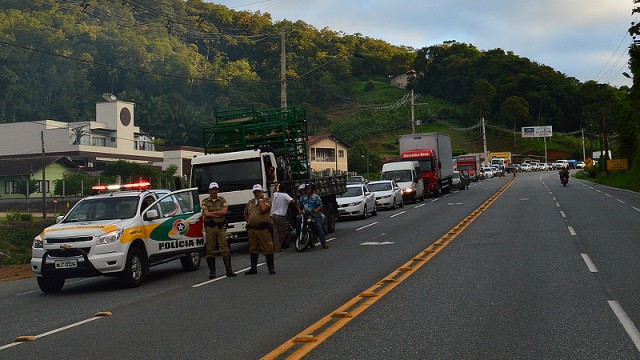 A Polícia Militar ajudou a organizar o trânsito.