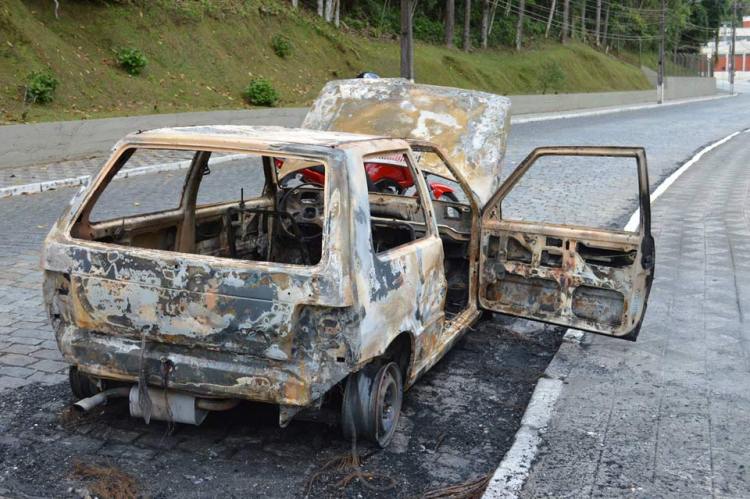 carro-incendiado-Vila-Itoupava_07