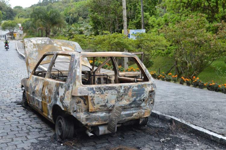 carro-incendiado-Vila-Itoupava_08