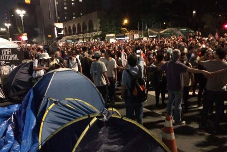 Manifestantes favoráveis ao impeachment estão acampados em frente ao prédio da Fiesp desde março | Foto: Elaine Patrícia Cruz/Agência Brasil