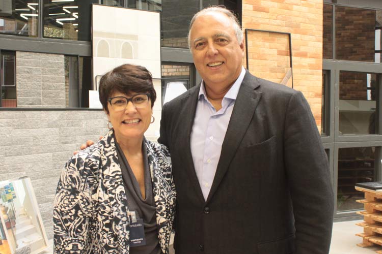 Amélia Malheiros, presidente do SCMC, e César Junior, presidente da Portobello | Imagem: Divulgação