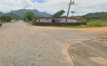 Esquina entre as Ruas Marechal Deodoro da Fonseca e Arnoldo Ebert, em Indaial (SC) | Imagem: Google Maps (Street View) Outubro de 2023