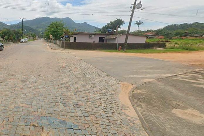 Esquina entre as Ruas Marechal Deodoro da Fonseca e Arnoldo Ebert, em Indaial (SC) | Imagem: Google Maps (Street View) Outubro de 2023